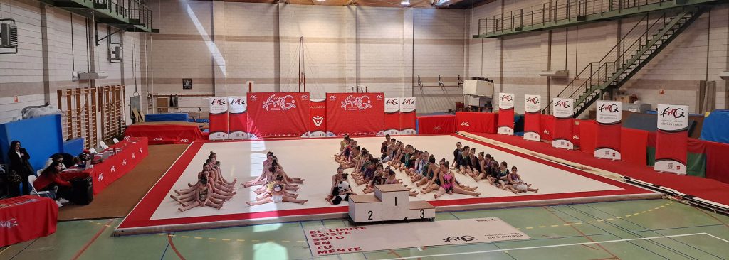Gimnastas reunidas en el tapiz junto al podio del Campeonato Autonómico de Madrid de 2024.