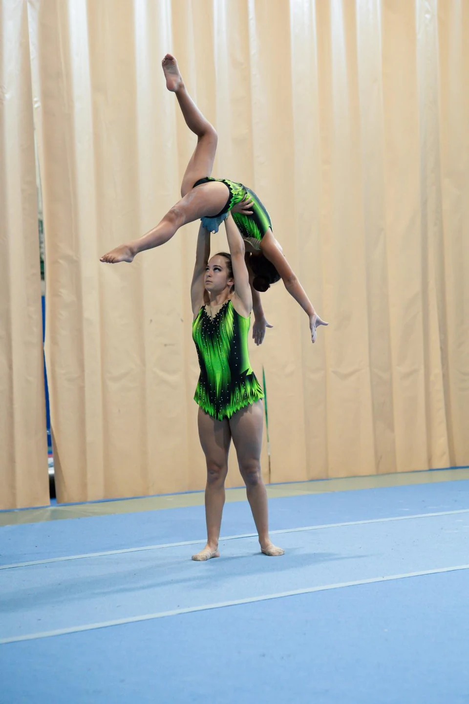 Equilibrio elevado de pareja con maillots verdes