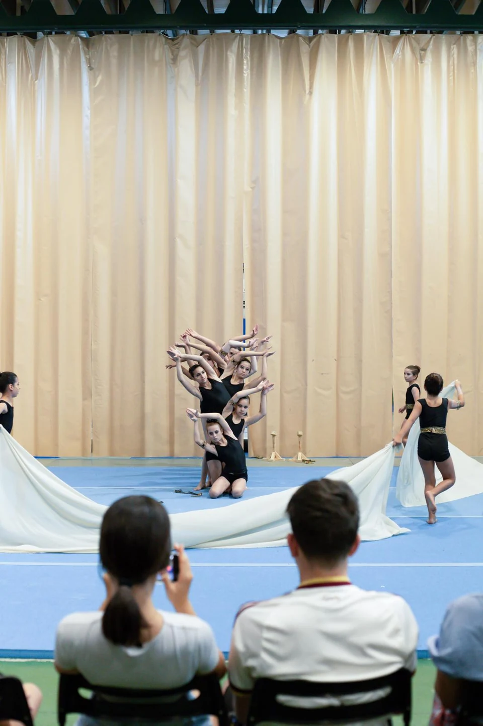 Coreografía de grupo con una tela en el festival