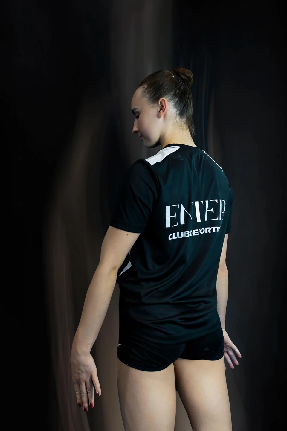 Gimnasta de espaldas mostrando la camiseta del Club Deportivo ENTER