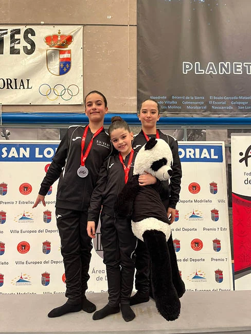 Trío ENTER con sus medallas y el panda