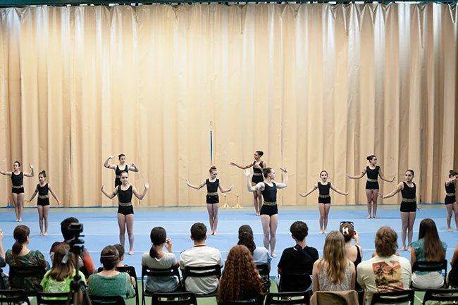 Coreografía de grupo durante el festival