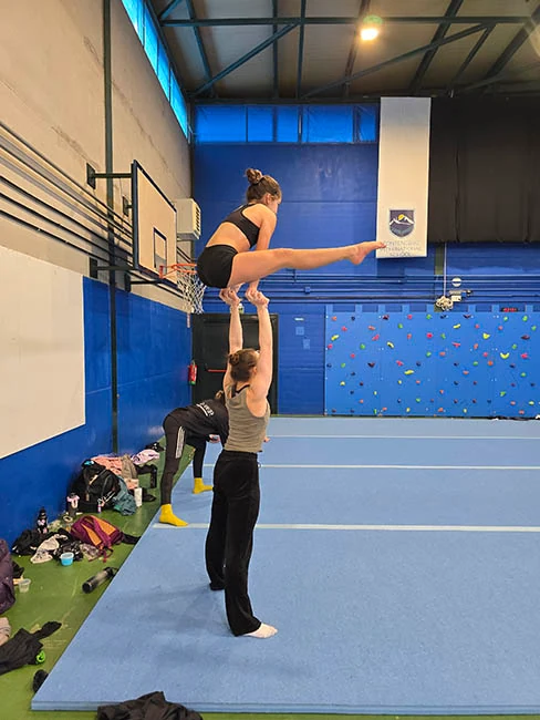 Equilibrio de pareja con apoyo en las manos