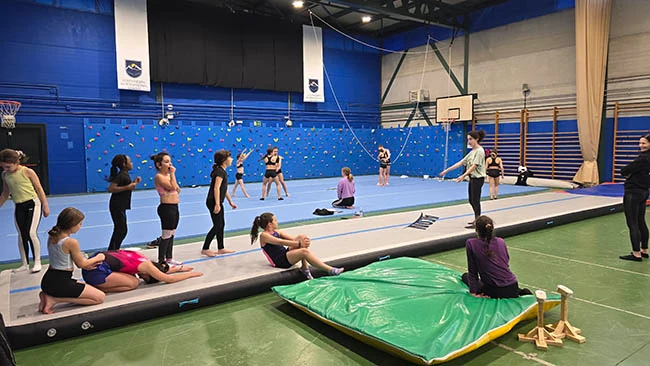 Sesión de acrobacias con colchonetas