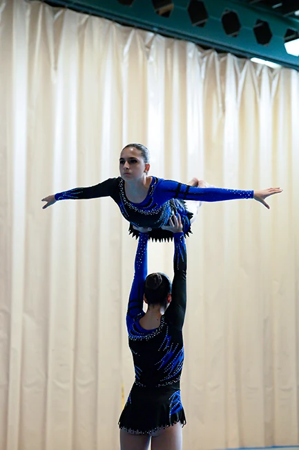 Equilibrio de pareja con maillots azules