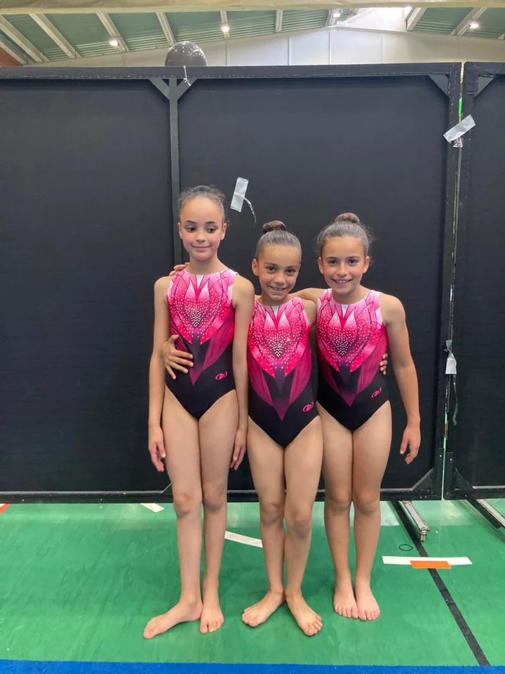 Trío ENTER con maillots rosas antes de competir